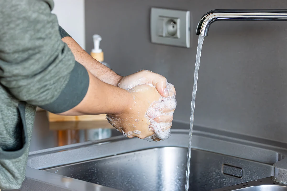 Handen wassen in gekeurd water